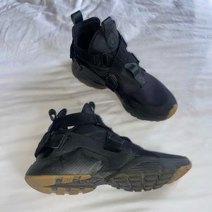 nike air huarache city black with gum sole. women’s size 10